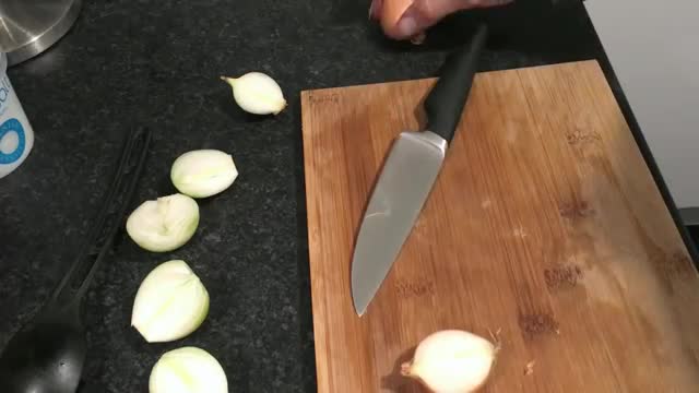 How To Peel an Onion - آموزش سریع پوست کندن پیاز
