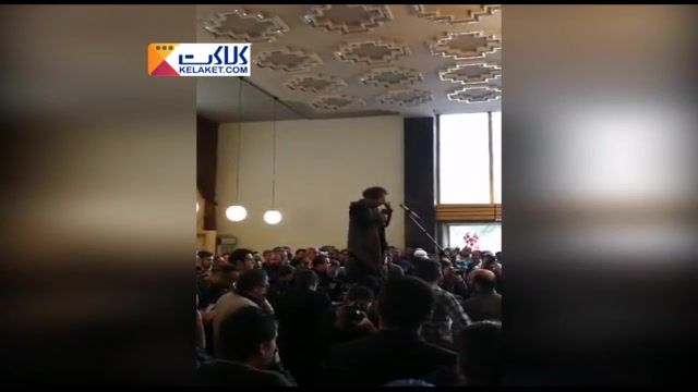 اجرای یک آهنگ سوزناک در مراسم تشییع عارف لرستانی توسط خواننده گروه دنگ شو