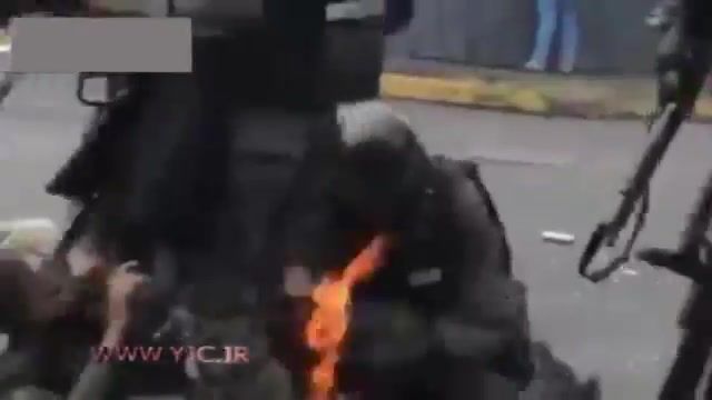 آتش گرفتن مامور پلیس ضد شورش توسط مخالفان دولت ونزویلا