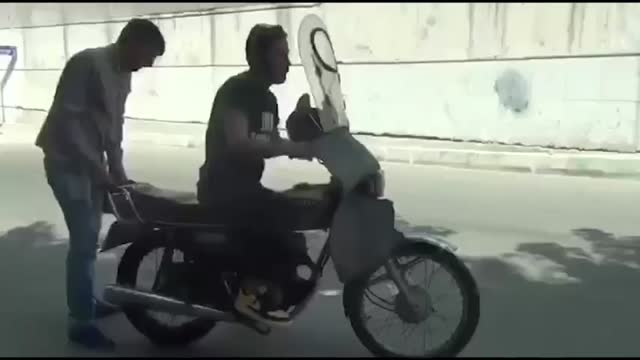 پشت صحنه فیلم "بدون تاریخ، بدون امضا" و یاد دادن موتورسواری به نوید محمدزاده 