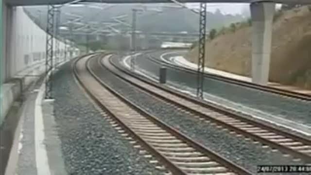 لحظه خروج قطار مسافری اسپانیایی از ریل