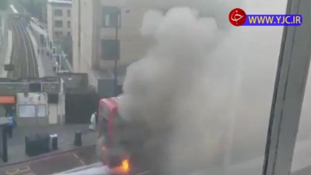 آتش گرفتن ناگهانی موتور یک اتوبوس دو طبقه در لندن