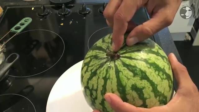 How To Pick a Sweet Watermelon - چگونه هندوانه شیرین و قرمز انتخاب کنیم