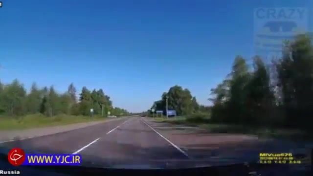 تصادف دو خودرو در تقاطع جاده ای در کشور روسیه