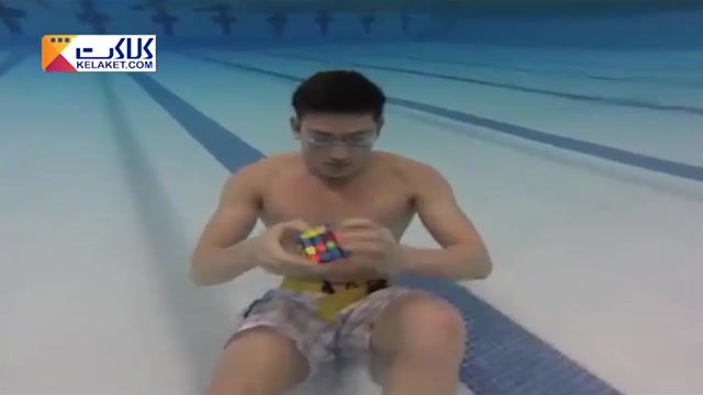 جوان کره ای که موفق به حل کردن 3 روبیک در زیر آب شد!!!
