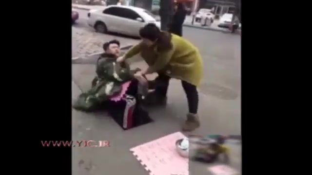 شناسایی گدای قلابی توسط یک زن در چین