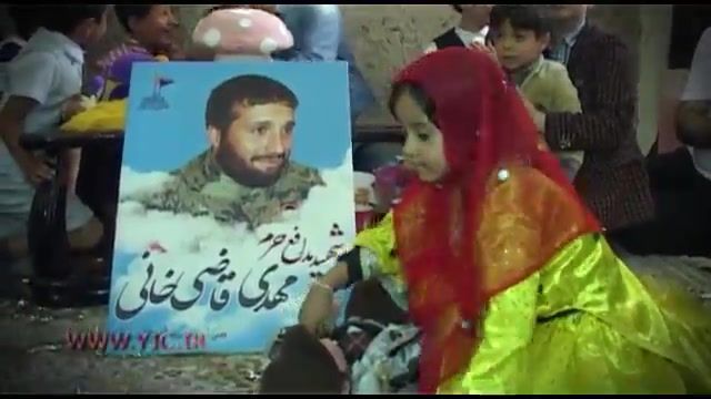 تولد دختر 6 ساله شهید مدافع حرم کنار عکس پدرش