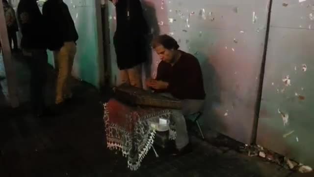 ‫واویلا لیلی با سنتور در خیابان استقلال ترکیه(هنرنمایی یک ایرانی)-  Iranian musician plays Santour‬‎