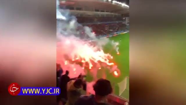 پرتاب مواد آتش‌زا به زمین فوتبال در مرحله مقدماتی جام جهانی 2018