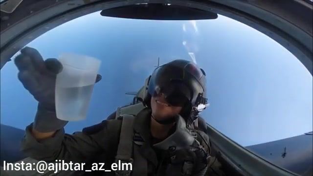 آب خوردن خلبان از لیوان، هنگام چرخش هواپیمای جت به دور خودش!