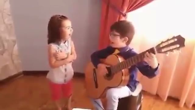 ‫اجرای آهنگ گل مریم توسط دو کودک Little children singing‬‎