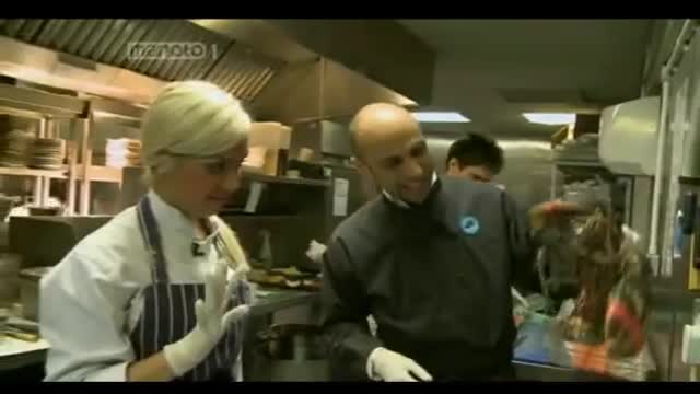 ‫جوشاندن بیرحمانه خرچنگ بزرگ ،زنده  زنده  در قابلمه بزرگ، در یکی از رستورانهای انگلیس‬‎