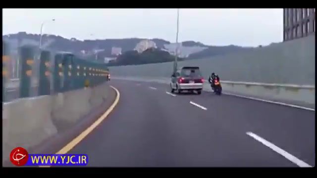 برخورد مرگ آور موتورسوار با دیوار کنار جاده روی پل
