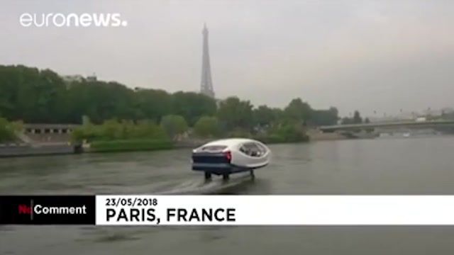 تاکسی پرنده ای که به آبهای رودخانه پاریس راه یافت !!!