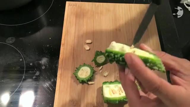 How To Eat Bitter Melon - معرفی و آموزش خوردن بیترملون یا کارلا