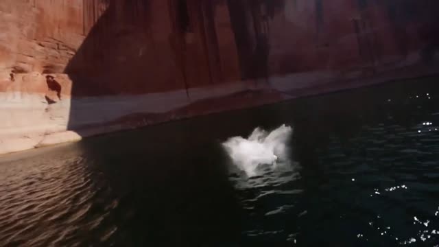 پرش و سقوط در آب از بالای آبشار و قایق سواری