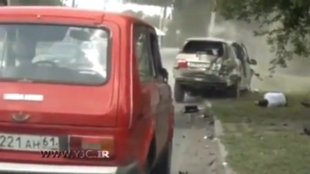 پرتاب راننده دو خودرو به بیرون هنگام تصادف هولناک با یکدیگر