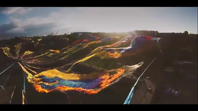 کار بسیار خلاقانه هنرمند آمریکایی در ساختن موج نقره ای در میدان شهر لس آنجلس 