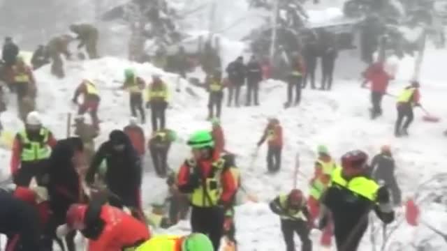 ‫افزایش شمار قربانیان هتل مدفون شده در زیر برف در ایتالیا‬‎