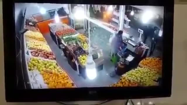 سرقت ازیک میوه فروشی در شیراز با تفنگ ژ 3