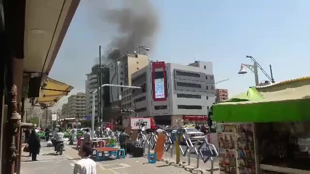 ‫تصویری از آتش سوزی در ساختمانی در چهارراه ولیعصر‬‎