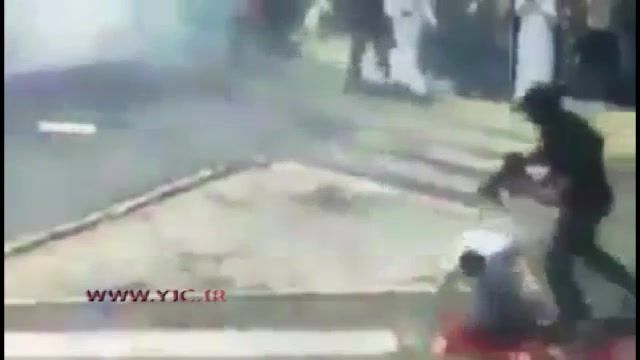 حمله وحشیانه سرباز صهیونیست در مسجد الاقصی به نمازگزار فلسطینی