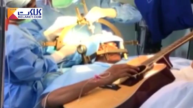 در خواست پزشکان برای نواختن گیتار یک نوازنده هندی هنگام عمل جراحی مغزش 