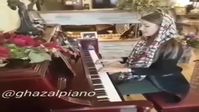 ‫اجرای اهنگ بوی عیدی با پیانو‬‎