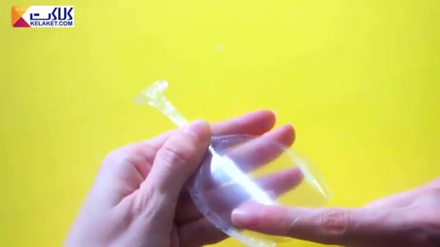 یک تزیین 3 بعدی به شکل جام با نوشیدنی مایع داخل آن برای تزیین کاور گوشی 