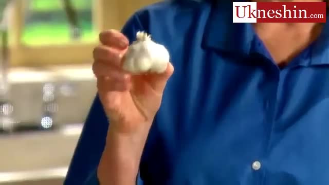 Peeling a Head of Garlic - سریعترین روش برای کندن پوست سیر