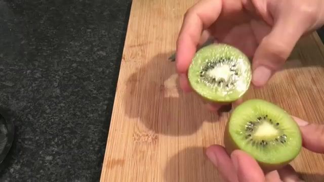 How To Eat Kiwi - معرفی و آموزش خوردن میوه کیوی