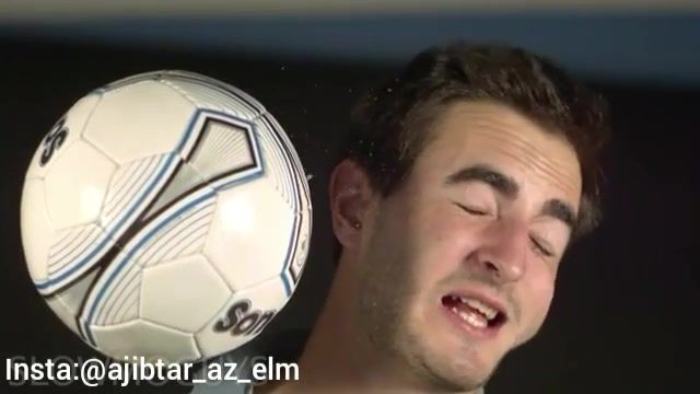 حرکت آهسته برخورد توپ فوتبال با صورت و واکنش ما