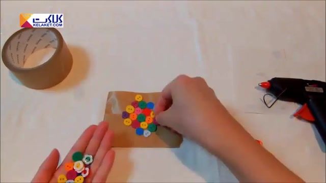 آموزش درست کردن یک زیرلیوانی با دکمه هایی بزرگ و کوچک و رنگی رنگی