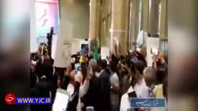 استقبال پرشور مردم از خانواده شهید محسن حججی در فرودگاه مشهد
