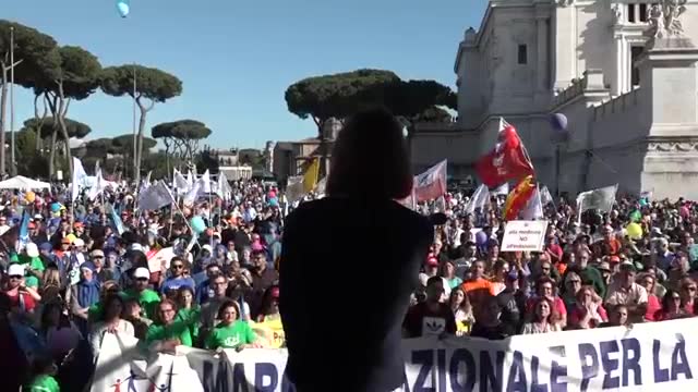 ‫اعتراض ایتالیایی ها به قانون آزادی سقط جنین‬‎