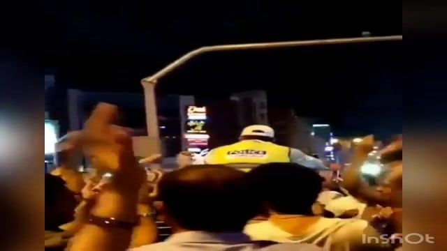 شادی پلیس با مردم در پیروزی ایران برابر مراکش
