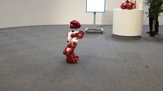 ربات انسان‌نمای EMIEW3  با قابلیت استفاده در زمینه‌ی فروش و بازاریابی