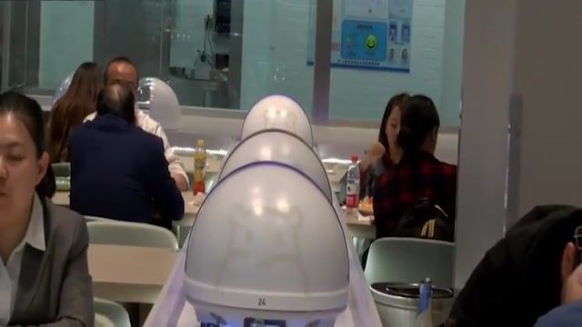 استفاده از گارسون های ربات در رستورانی در چین