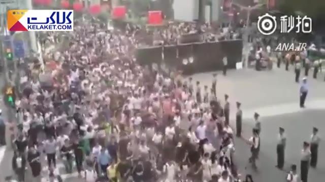 پلیسهای چینی سپر شدند تا مردم از خیابان عبور کنند!!