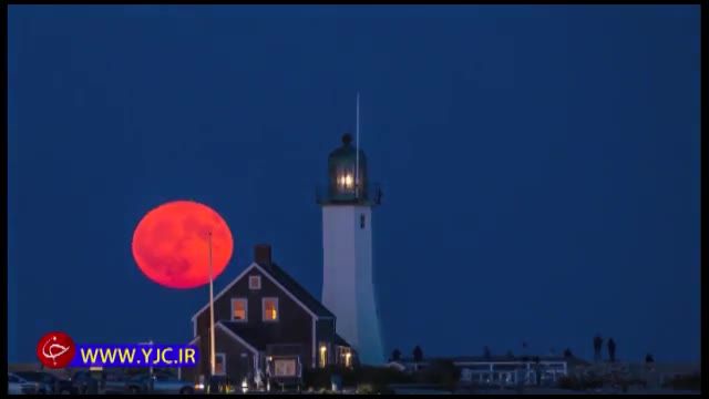 تایم لپس فوق‌العاده از تاریک شدن هوا و حرکت ماه قرمز رنگ در آسمان