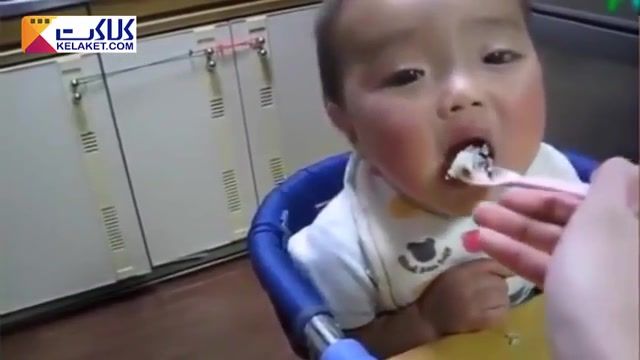 صحنه های خنده دار از غذا خوردن یک بچه بامزه در خواب (فشار همزمان خواب و گرسنگی)