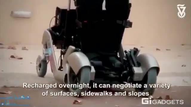 ‫این صندلی چرخ دار به کاربرانش اجازه میدهد که از حالت نشسته به حالت ایستاده تغییر وضعیت دهند‬‎