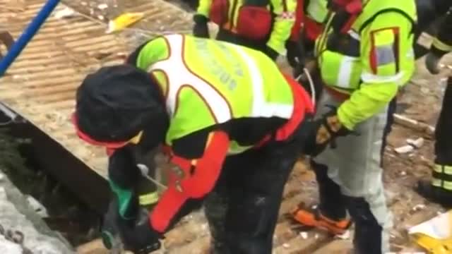 ‫اجساد 29 قربانی مدفون شده در زیر برف در ایتالیا بیرون کشیده شد‬‎