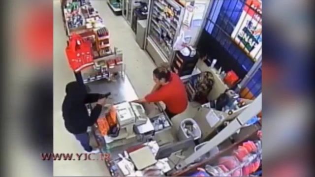 سرقت مسلحانه از فروشگاه و خونسردی صندوقدار در آمریکا