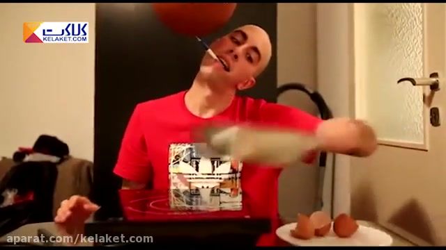 چه مهارتی داره!!! این پسر با مهارت خود در حین آشپزی توپ بسکتبال را نیز می چرخاند