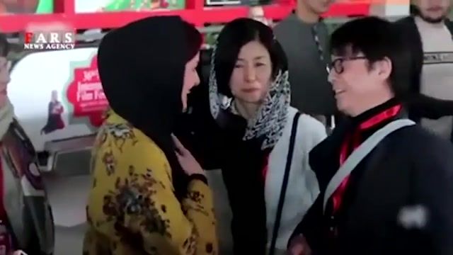 دست ندادن "مریلا زارعی" با مرد چینی در حاشیه جشنواره بین المللی فیلم فجر