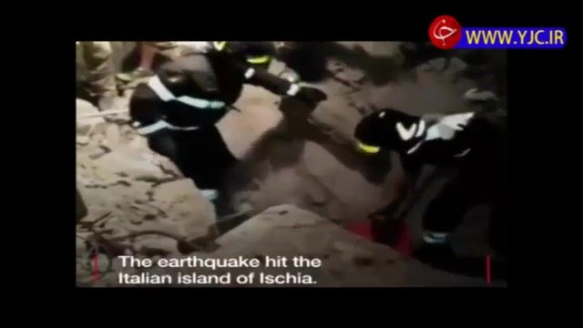 نجات یک نوزاد چند ماهه از زیر آوار زلزله