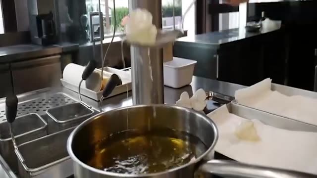 معرفی یک غذای جدید به اسم "هوای سرخ شده" در یک رستوران ایتالیای 