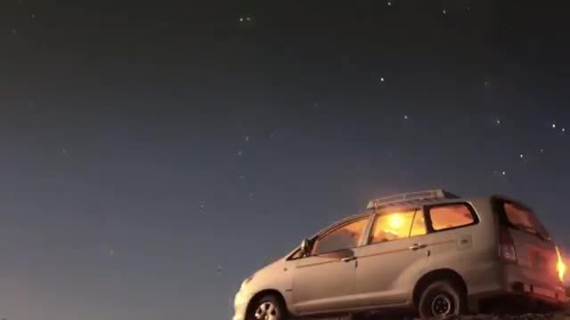 عبور و مرور ماشین ها و ستاره ها - اجاره خودرو در تهران