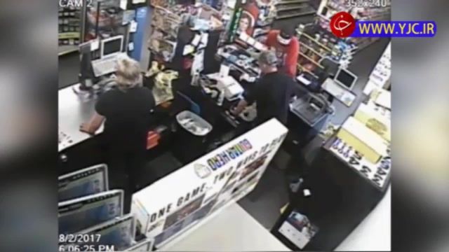 سرقت خونسردانه یک سارق مسلح از یک فروشگاه در آمریکا